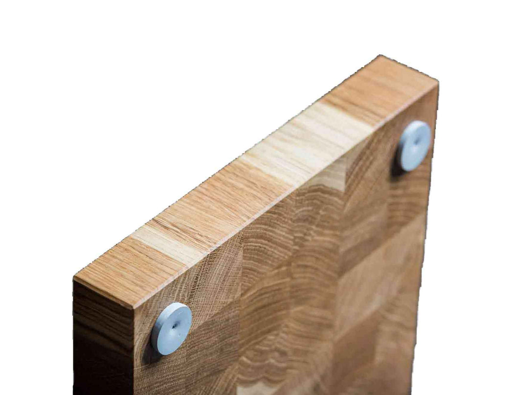 Massive wooden cutting board with non-slip rubber feet, ideal for any kitchen